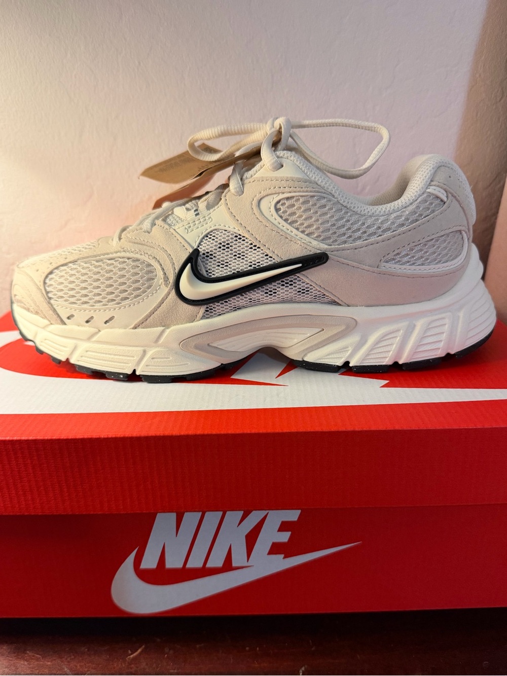 W NIKE V5 RNR
LT OREWOOD BRN/PALE IVORY
OREWOOD BRN CLR/IVOIRE PALE Size 8.5